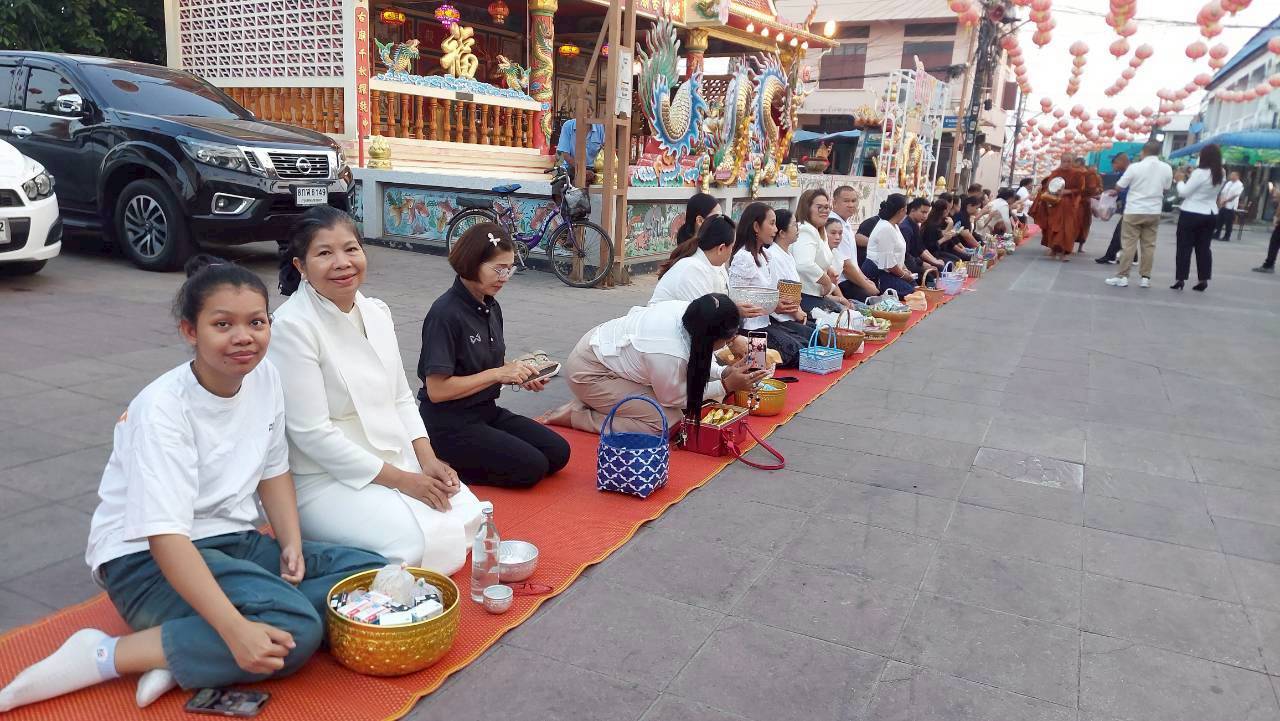 title - ส.ป.ก.ยโสธร ร่วมกิจกรรมทำบุญตักบาตรย้อนยุค วิถีถิ่น วิถีไทย ณ ถนนคนเดินยโสธร เมืองเก่าบ้านสิงห์ท่า ประจำปีงบประมาณ พ.ศ. 2569